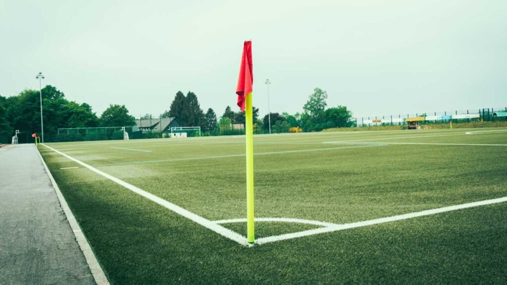 Vemos la esquina de una cancha sintética