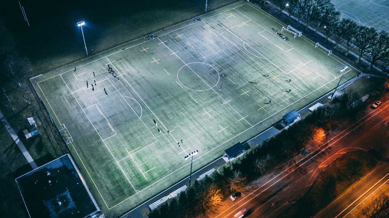 Vemos una cancha de noche con sus alumbrados