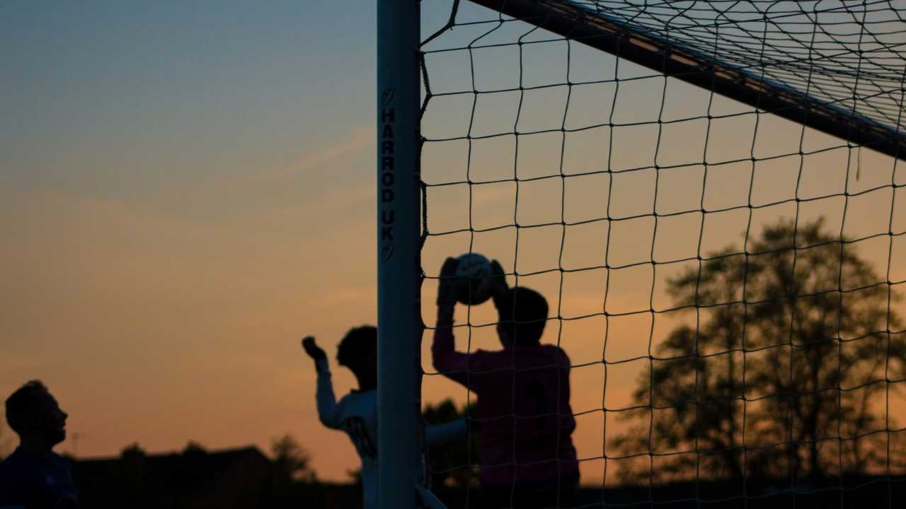 Una familia jugando de noche futbol